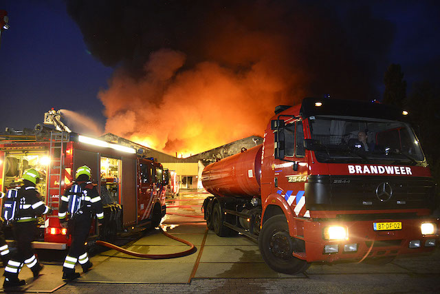 2017/172/20170828-06u02 GB 035 Zeer grote brand Raasdorperweg.jpg